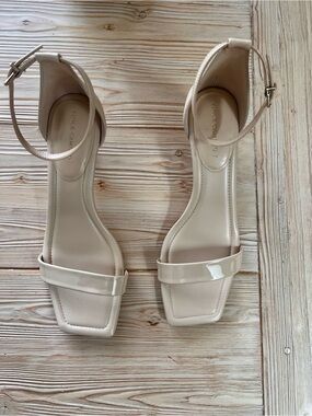 Vince Camuto Vinkley Taupe Patent Square Toe Kitten Heel Sandal Size 11